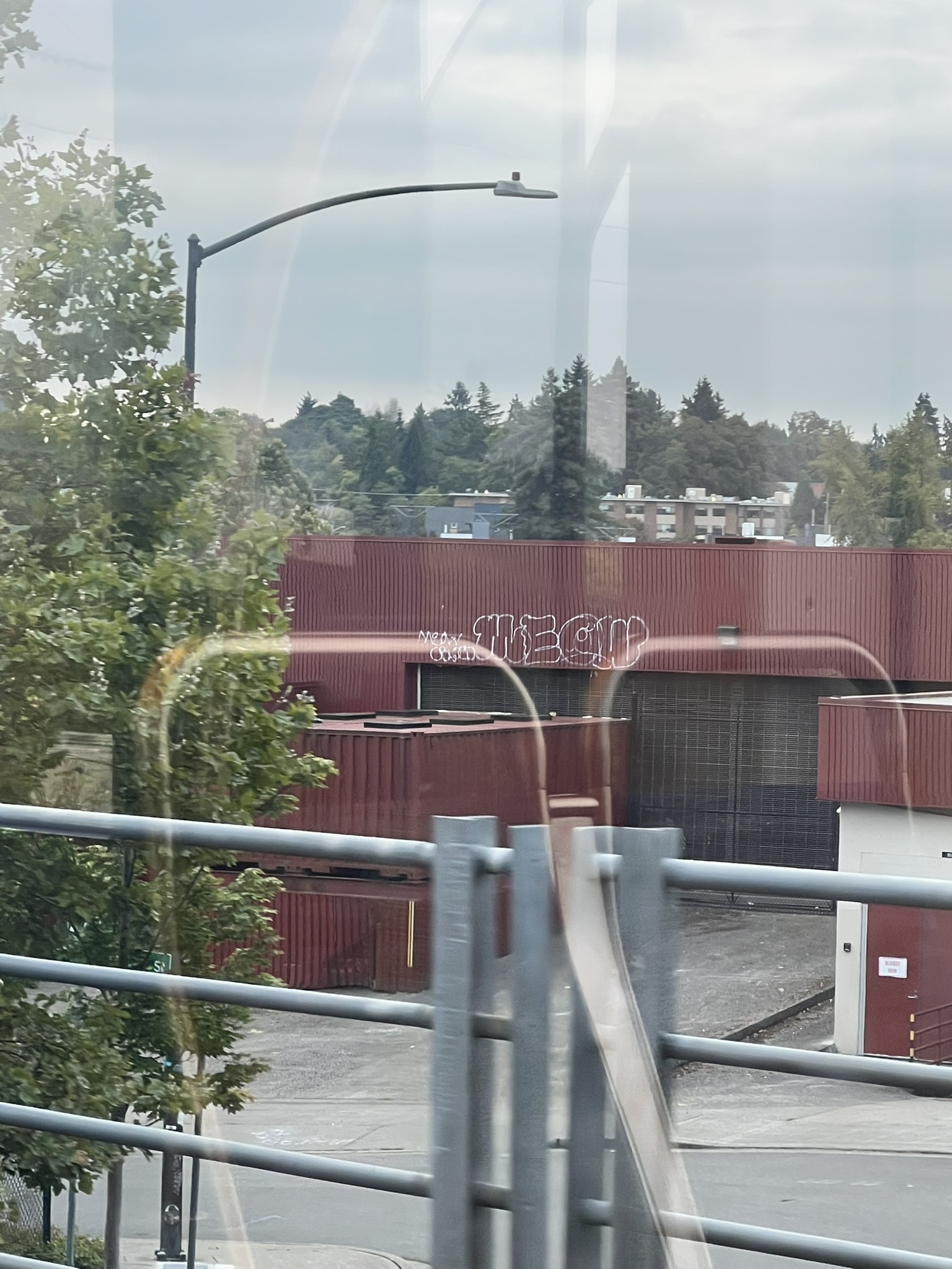 Graffiti saying 'MEOW'